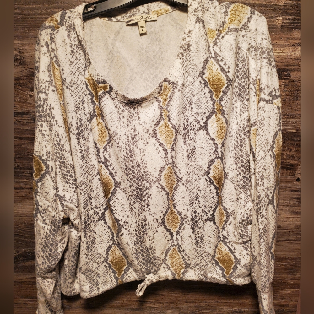 Express Crop Lightweight Sweater‎ Womens Size Medium Snake Skin Design